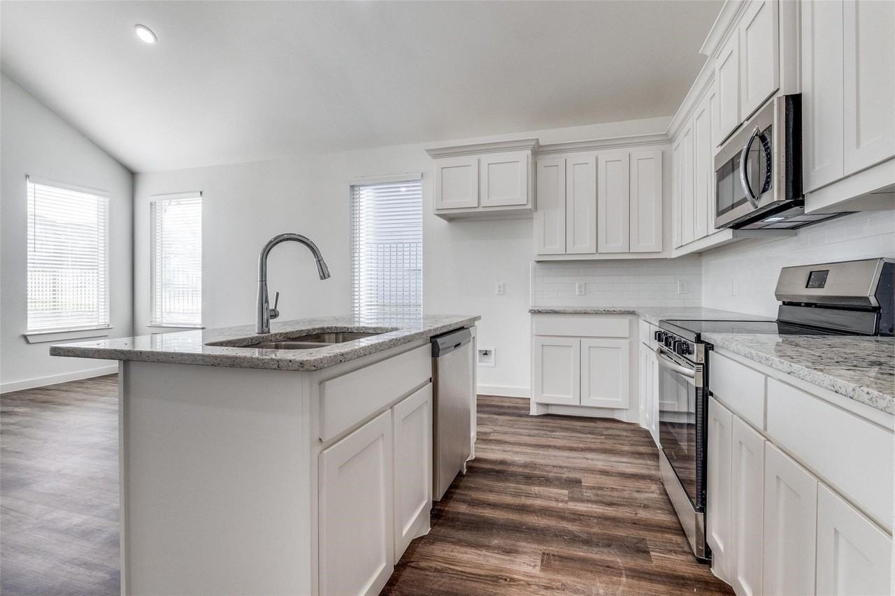 1025 Ray Dr - Photo 6 of 12