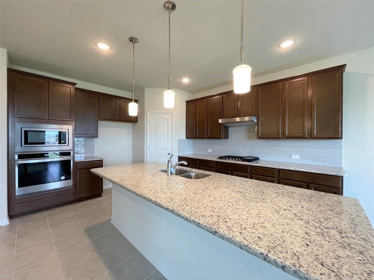 1805 Nelson St - Photo 7 of 39