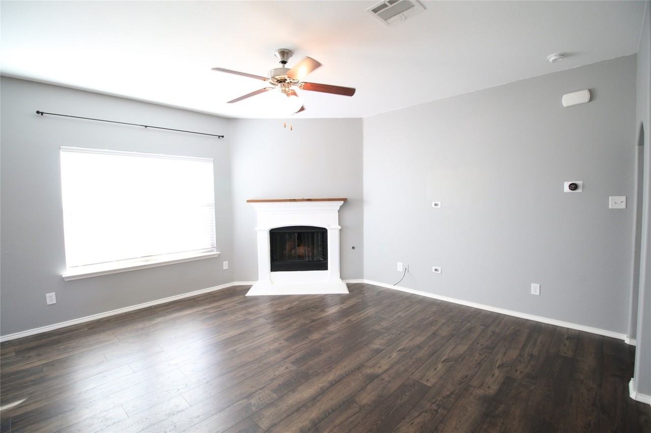 1113 Bexar Ave - Photo 3 of 21