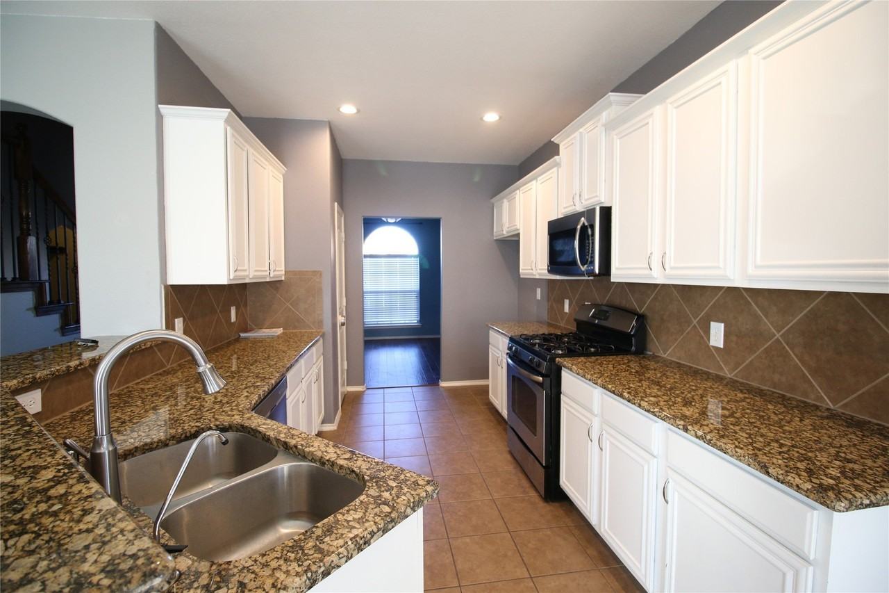 1113 Bexar Ave - Photo 5 of 21