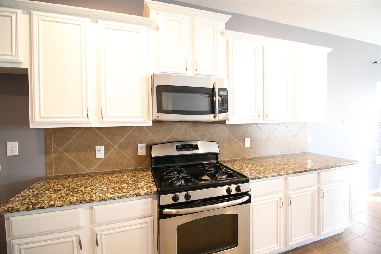 1113 Bexar Ave - Photo 6 of 21