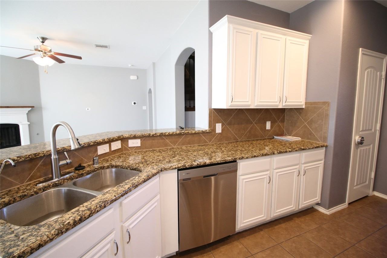 1113 Bexar Ave - Photo 7 of 21