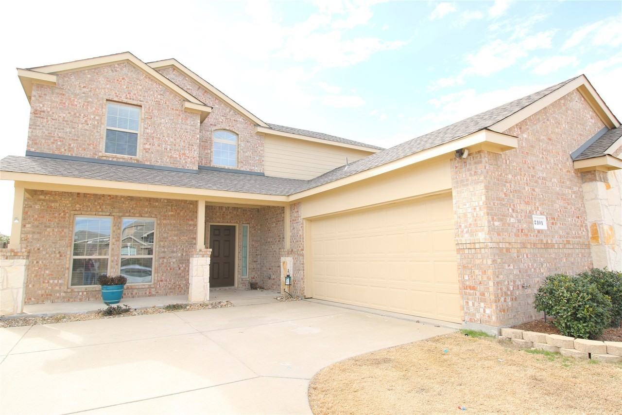 2101 Hickory Trl - Photo 2 of 26