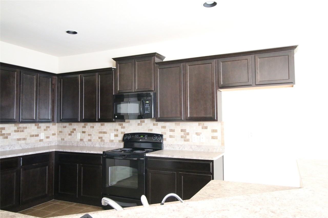 2101 Hickory Trl - Photo 5 of 26