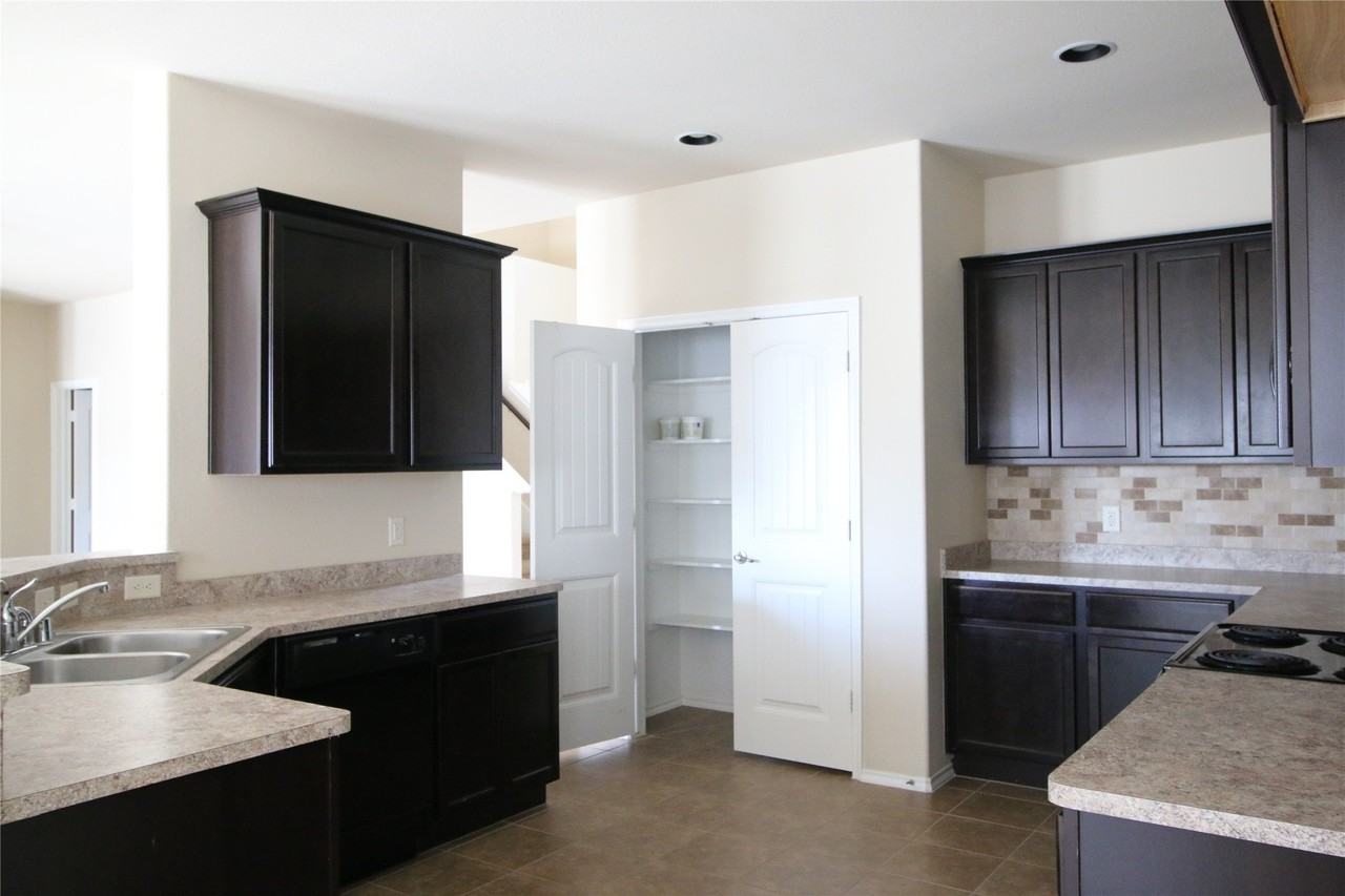2101 Hickory Trl - Photo 6 of 26