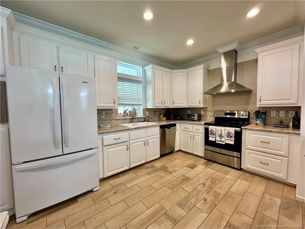 174 Ne Portside Dr - Photo 3 of 40
