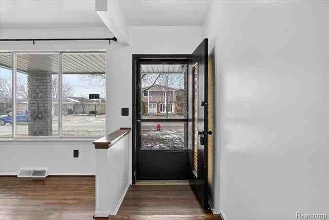 2995 Groves Dr - Photo 2 of 32
