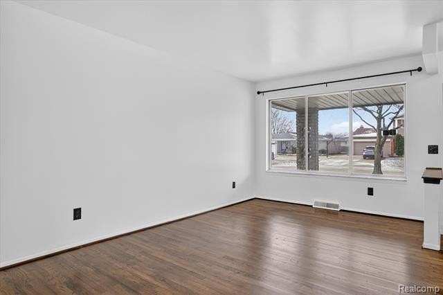 2995 Groves Dr - Photo 3 of 32