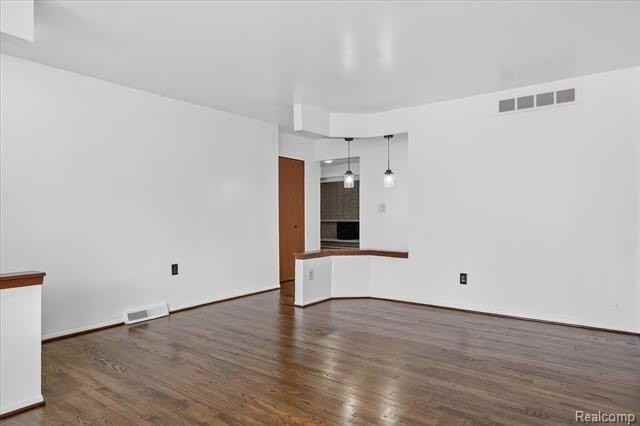 2995 Groves Dr - Photo 4 of 32