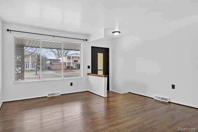 2995 Groves Dr - Photo 5 of 32