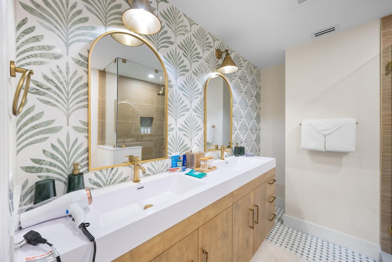 1096 Sw 27th Ave - Photo 4 of 21