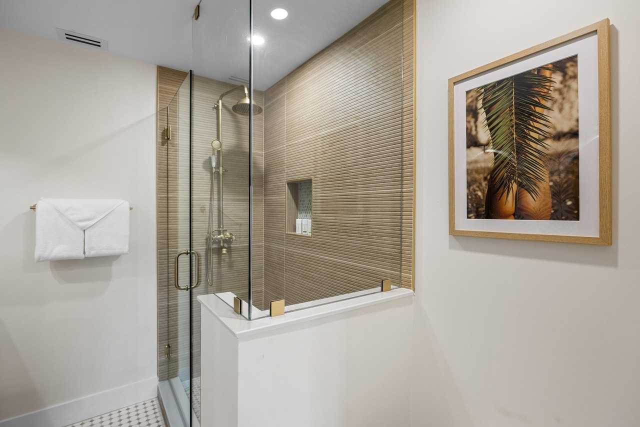 1096 Sw 27th Ave - Photo 5 of 21