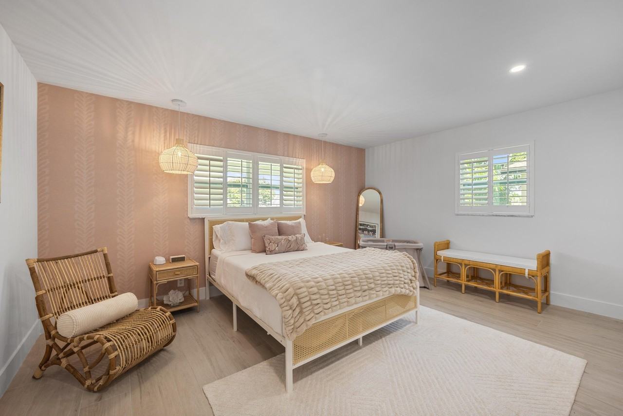 1096 Sw 27th Ave - Photo 6 of 21