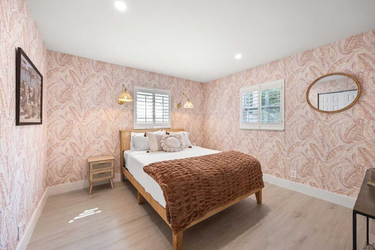 1096 Sw 27th Ave - Photo 7 of 21
