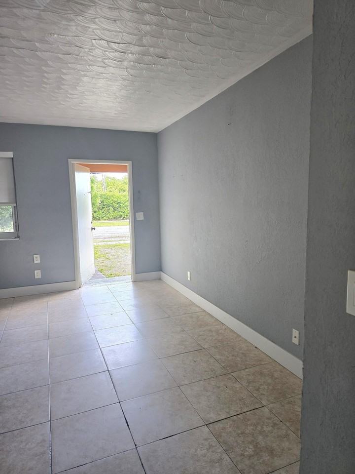 305 Sw 14th St #1FRONT - Photo 3 of 12
