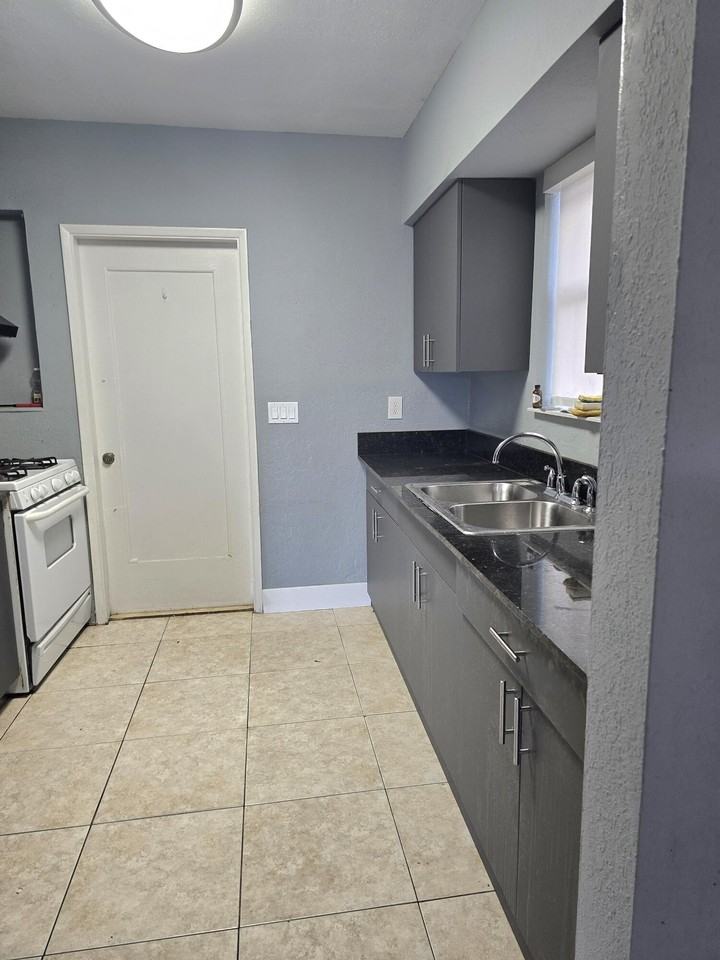 305 Sw 14th St #1FRONT - Photo 6 of 12