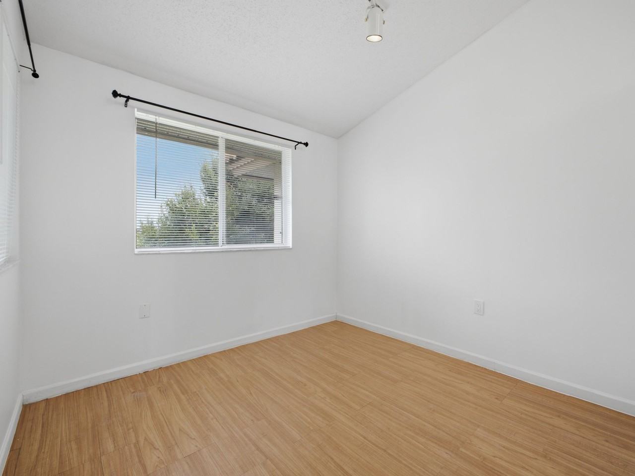 13215 Glenmoor Dr - Photo 5 of 23