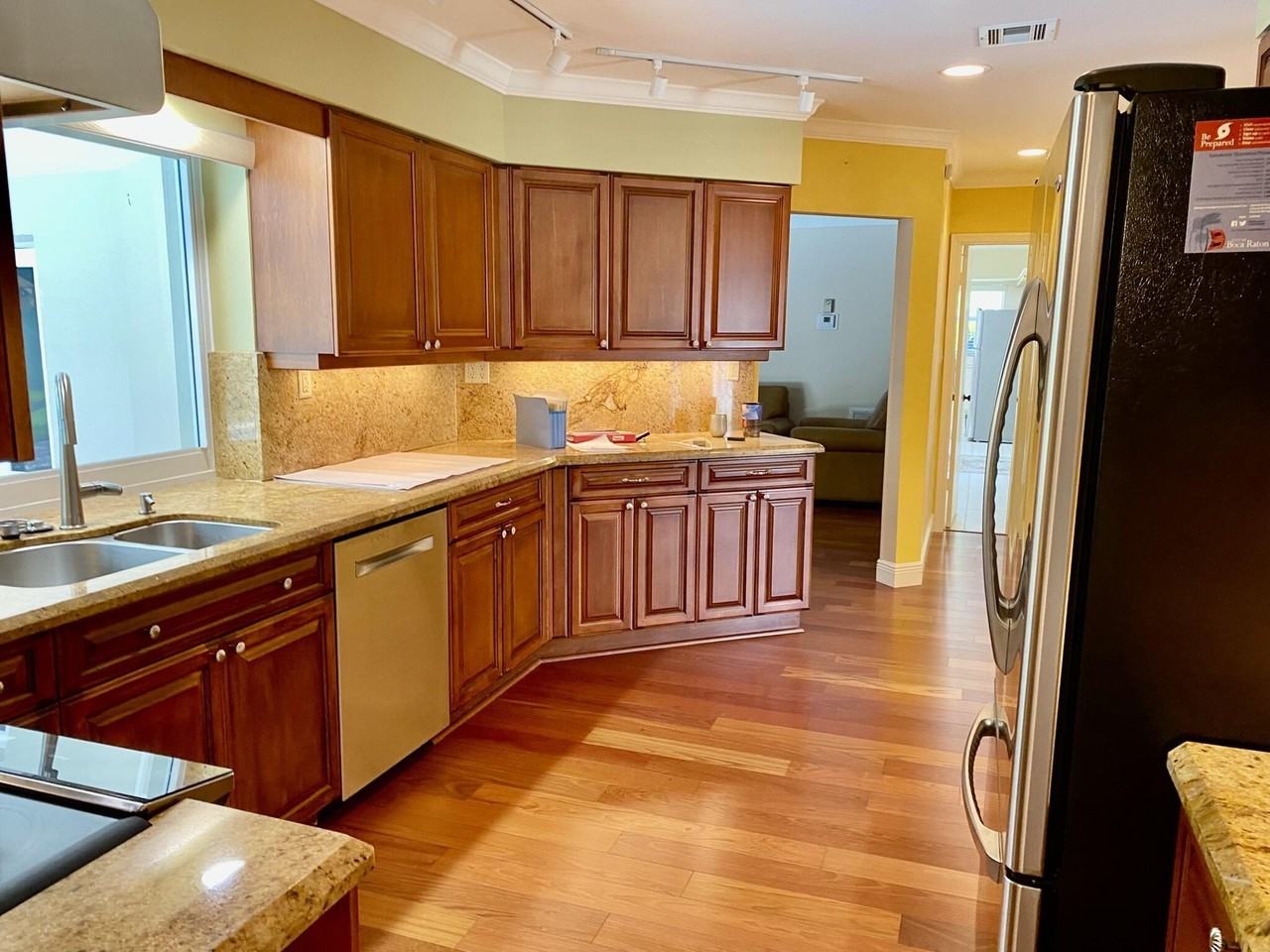 1140 Sw 15th St - Photo 4 of 28