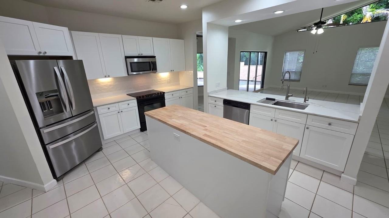 6118 Creekside Trl - Photo 3 of 21
