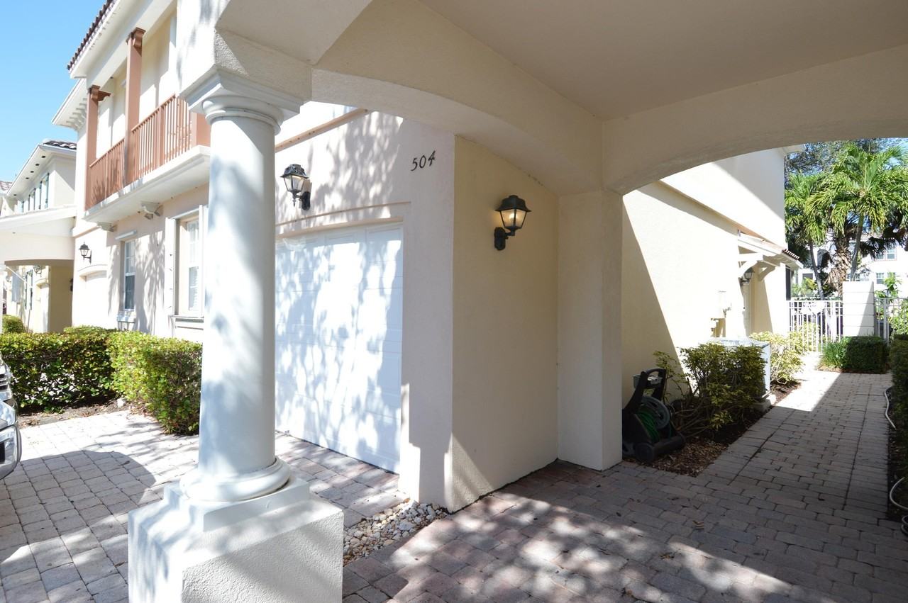 504 Capistrano Dr - Photo 2 of 44