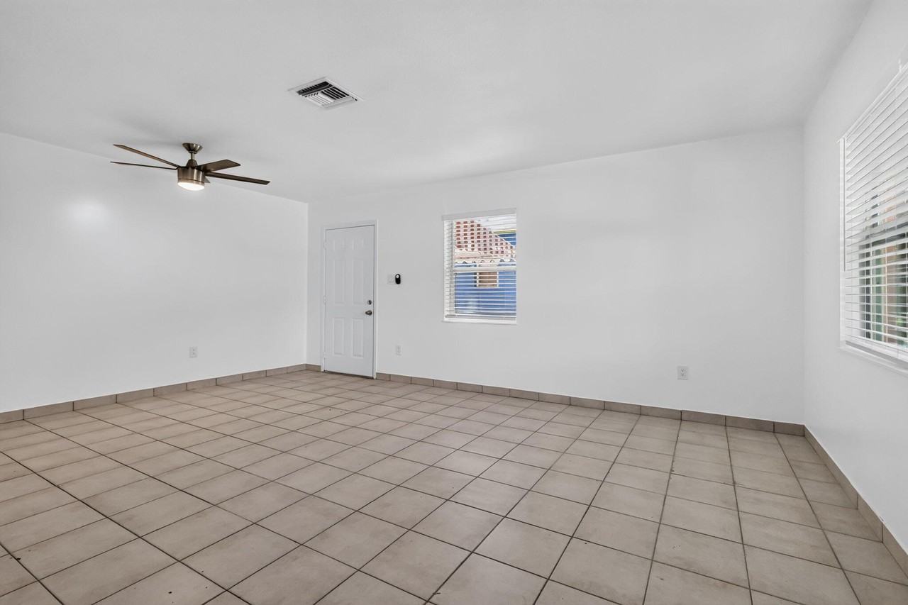 201 E Palm St #203 - Photo 3 of 17