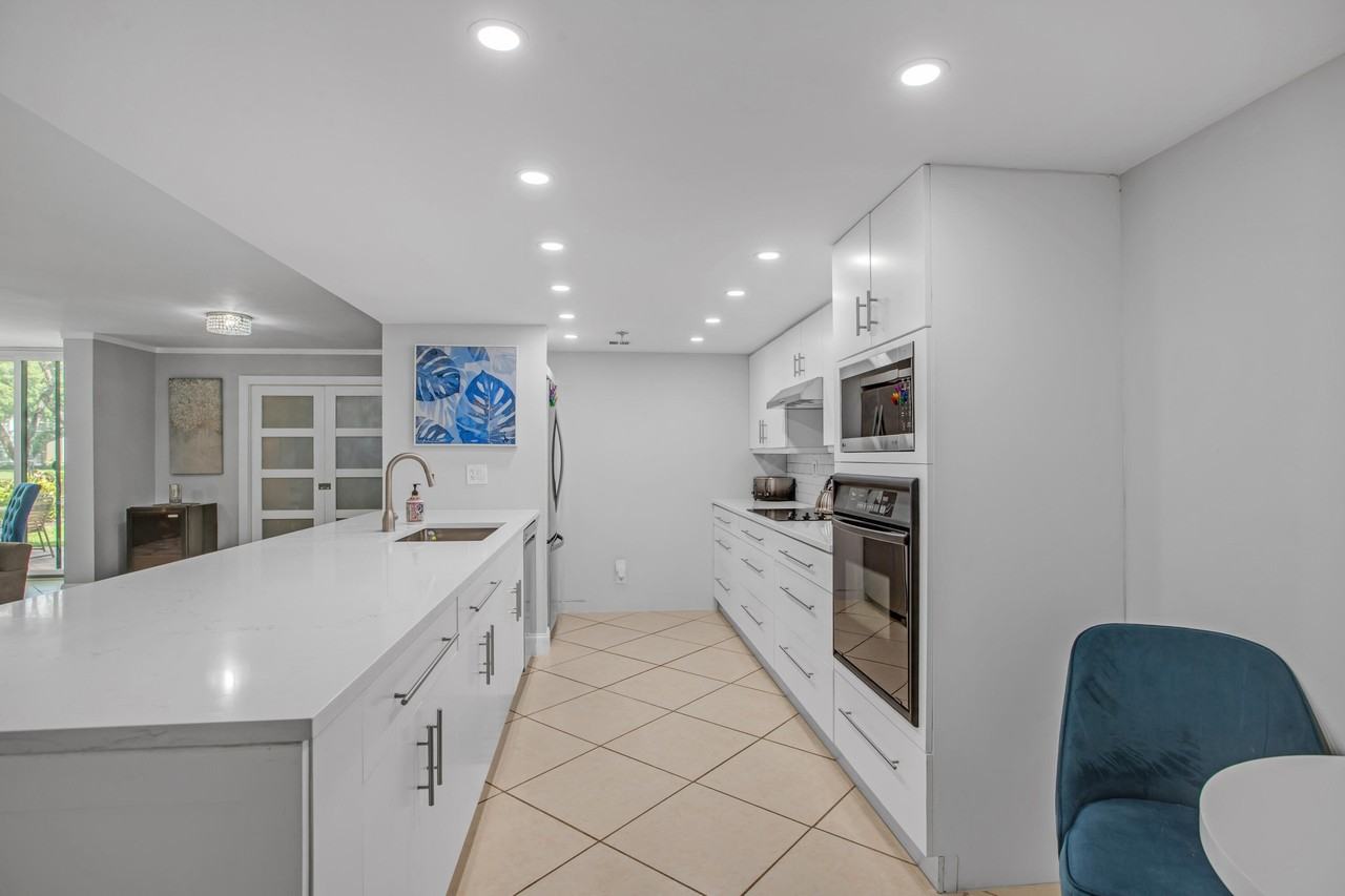 955 Egret Cir #104 - Photo 6 of 40