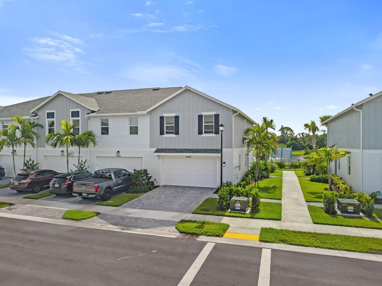 4440 Longwood Lake Sq