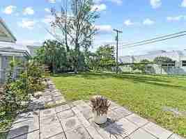 featured image of 1127 Ne 5th Ave #4