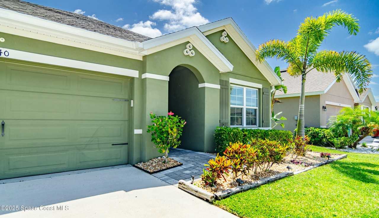 340 Sorrento Dr - Photo 4 of 33