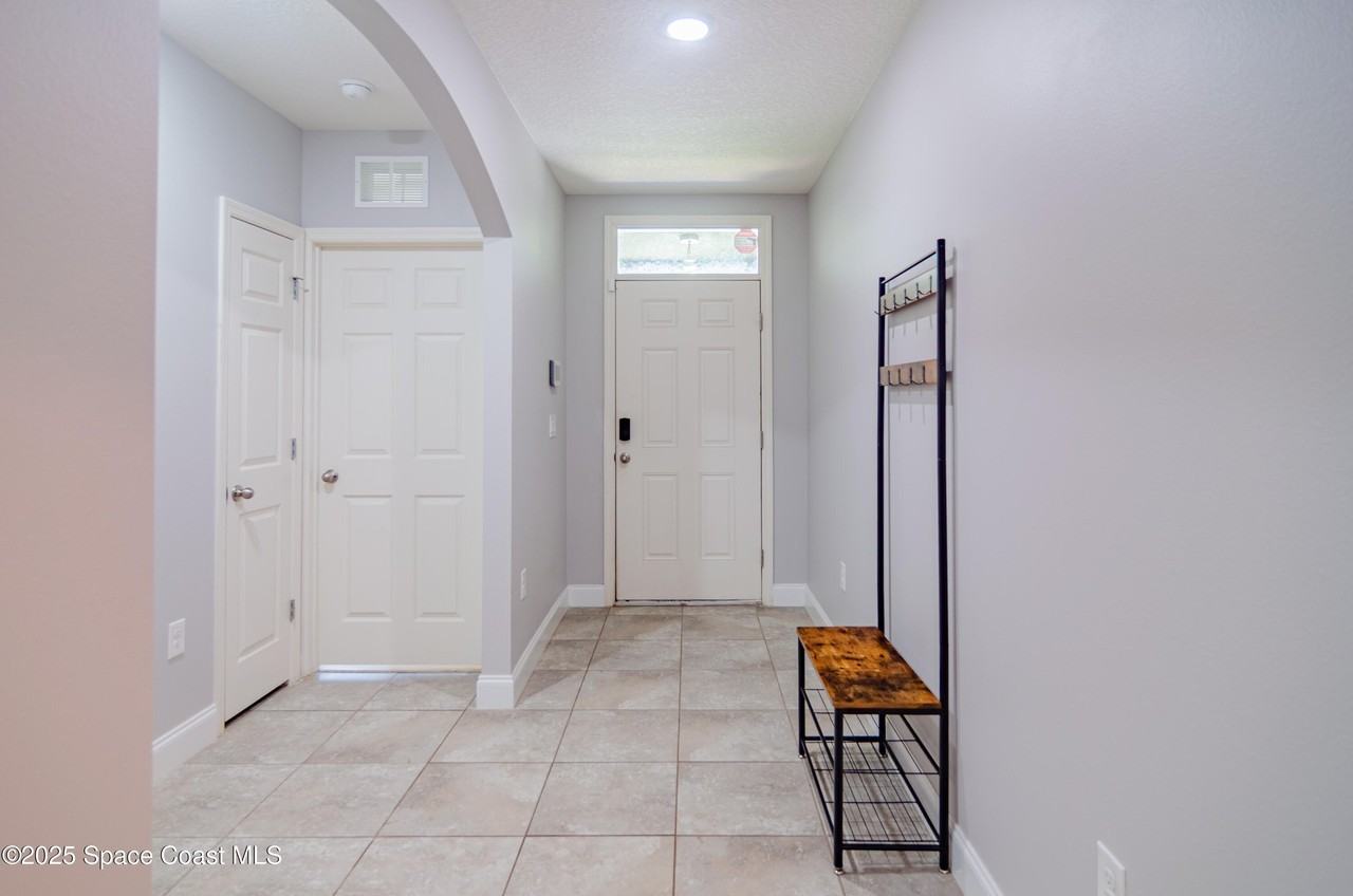 340 Sorrento Dr - Photo 6 of 33