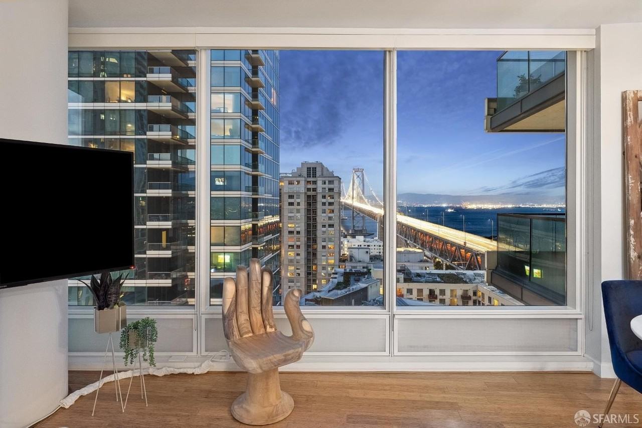 425 1st St #1607 - Photo 4 of 50