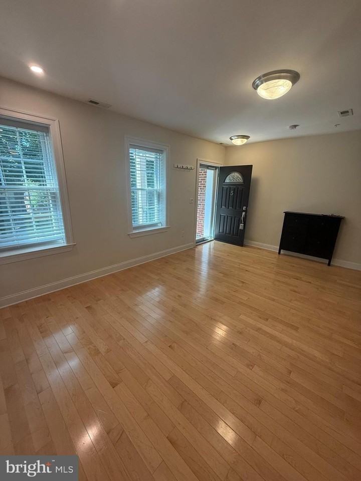 3925 Fulton St Nw #5 - Photo 4 of 21