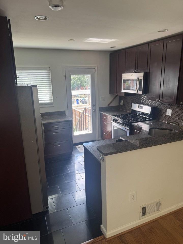 5296 Chillum Pl Ne - Photo 6 of 17
