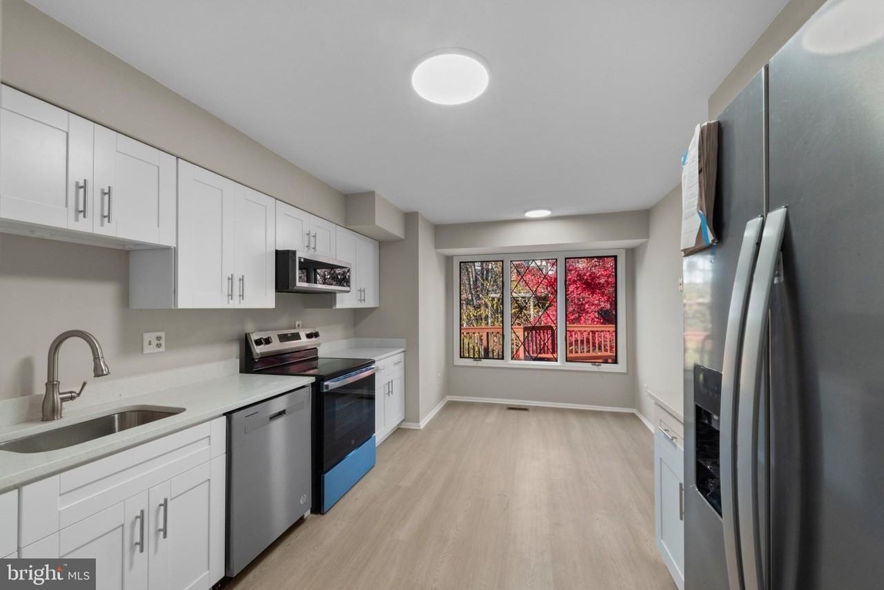 20 Rhodes Pl - Photo 2 of 34