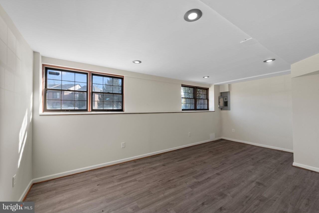 20 Rhodes Pl - Photo 3 of 34