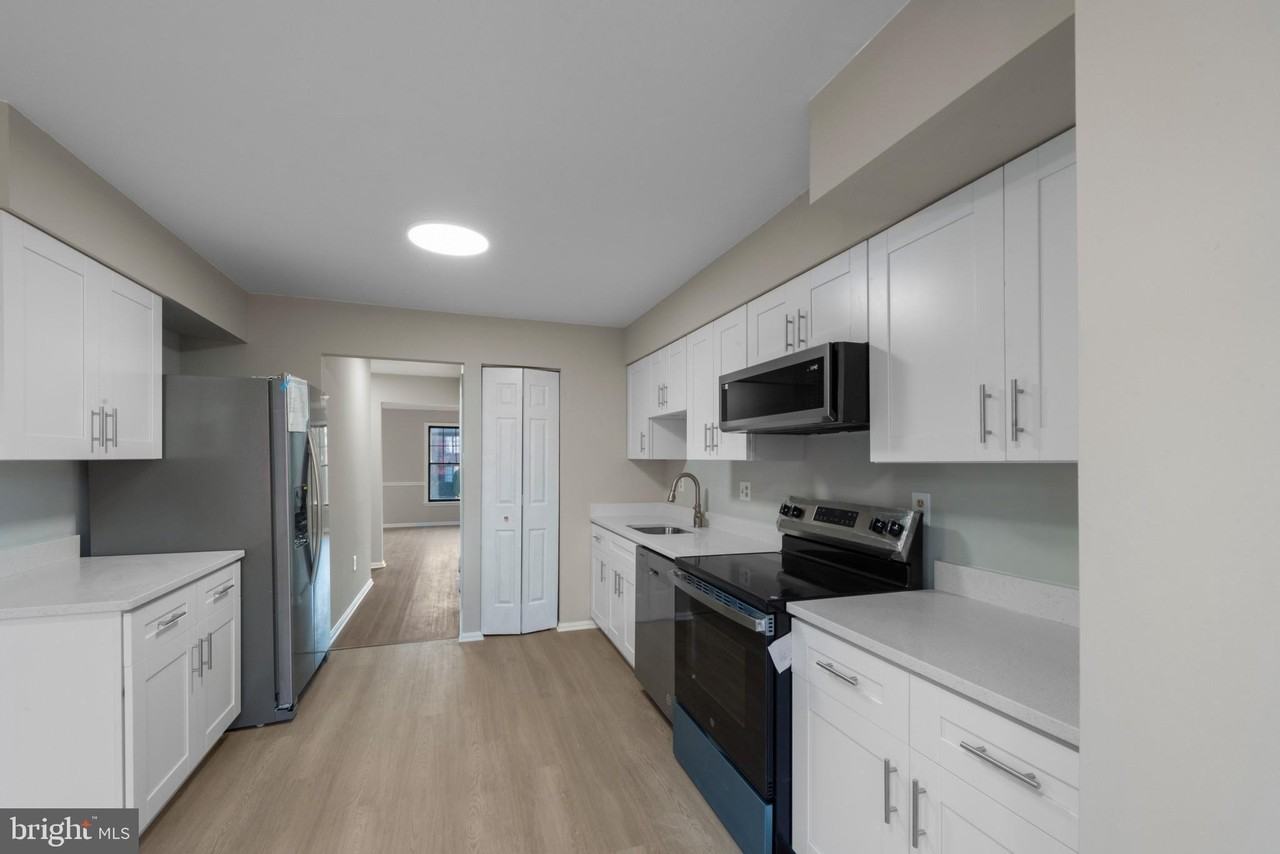 20 Rhodes Pl - Photo 4 of 34