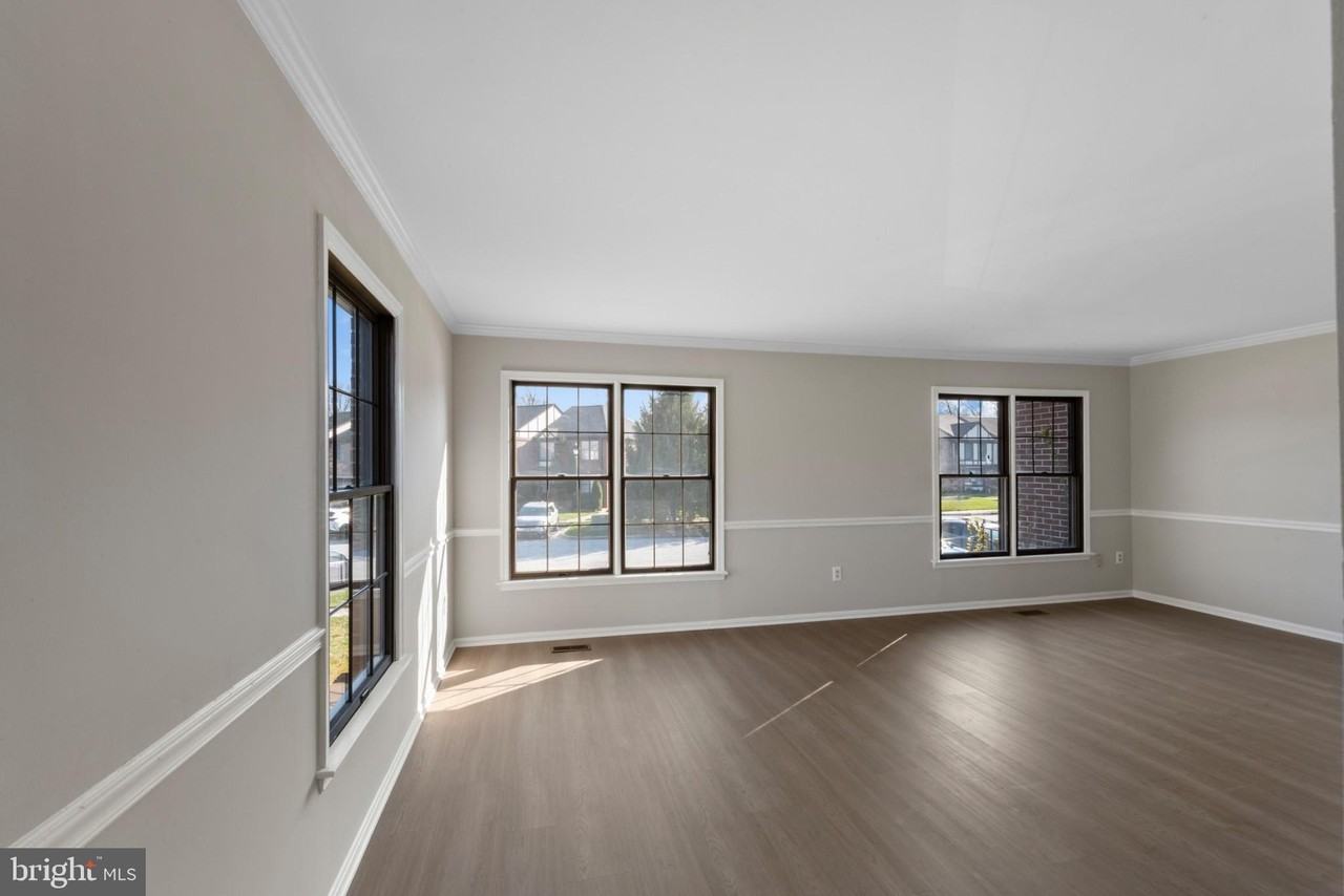 20 Rhodes Pl - Photo 5 of 34