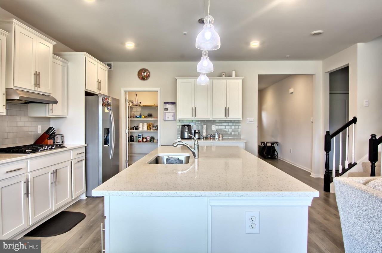 689 N Chandler Dr - Photo 5 of 26