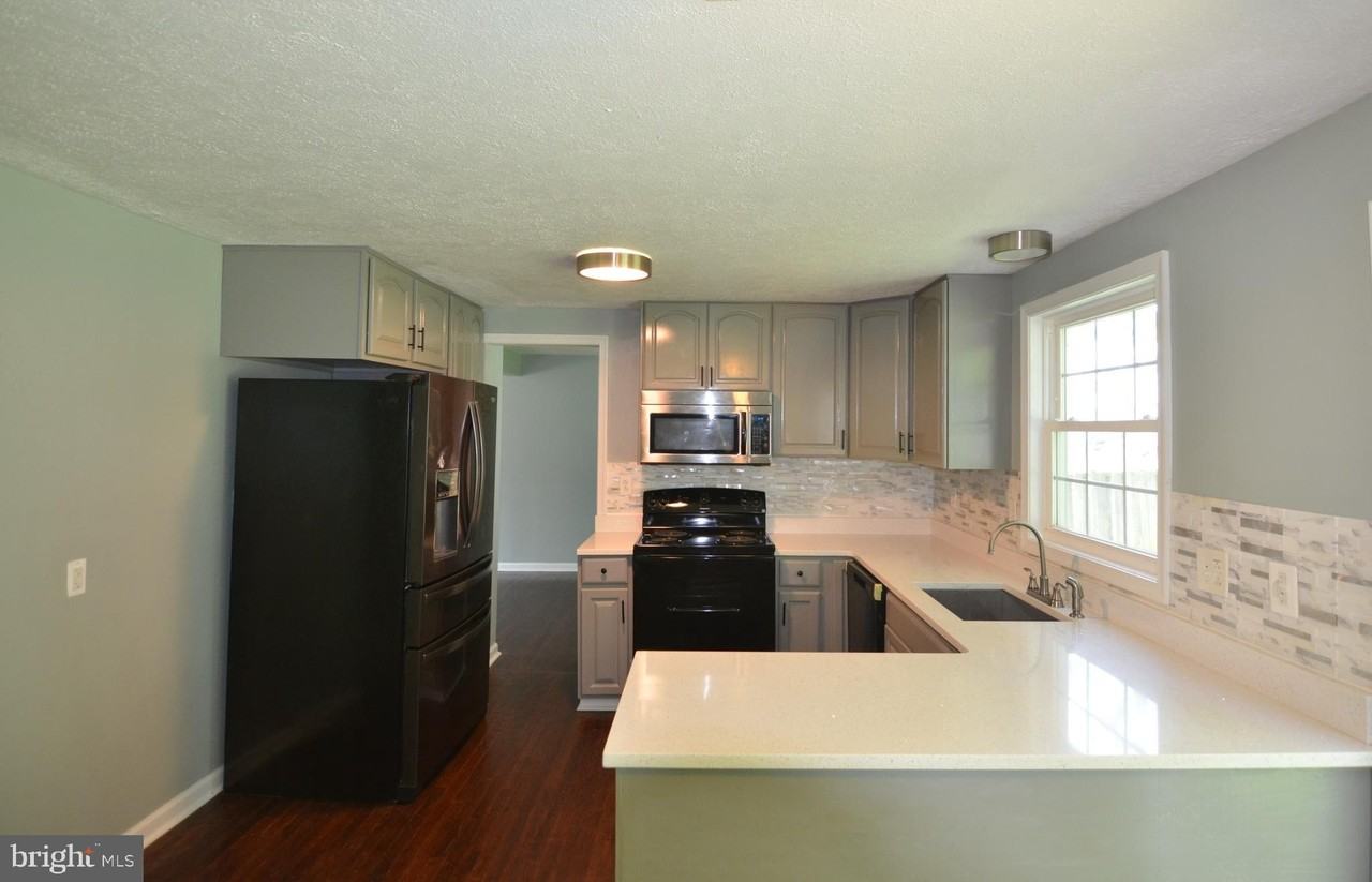 17312 Amity Dr - Photo 3 of 32