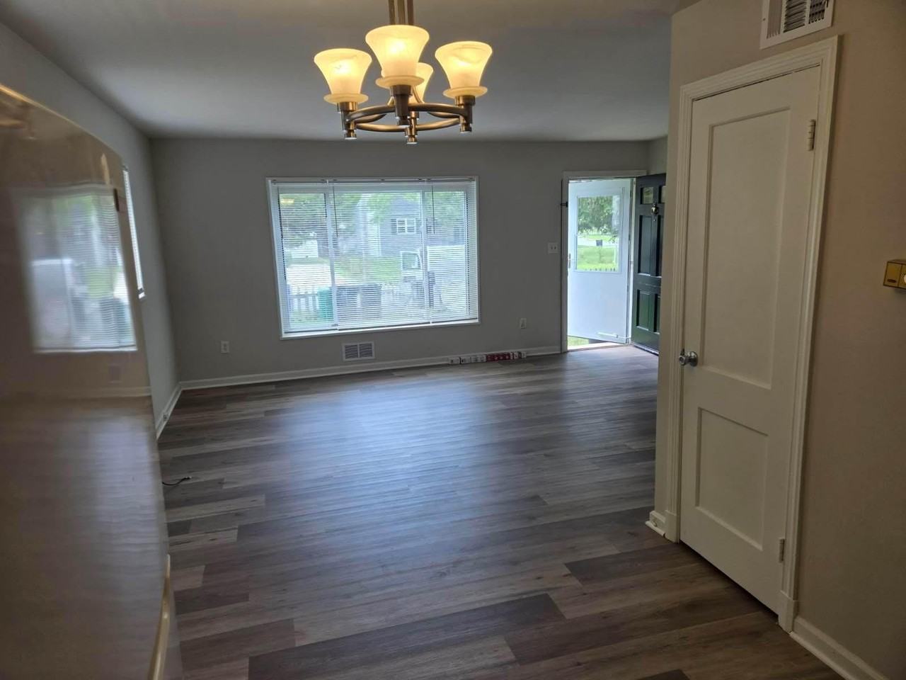 2602 Lakehurst Ave - Photo 2 of 12
