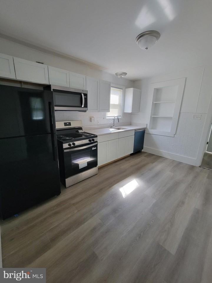 237 S Franklin St - Photo 4 of 15
