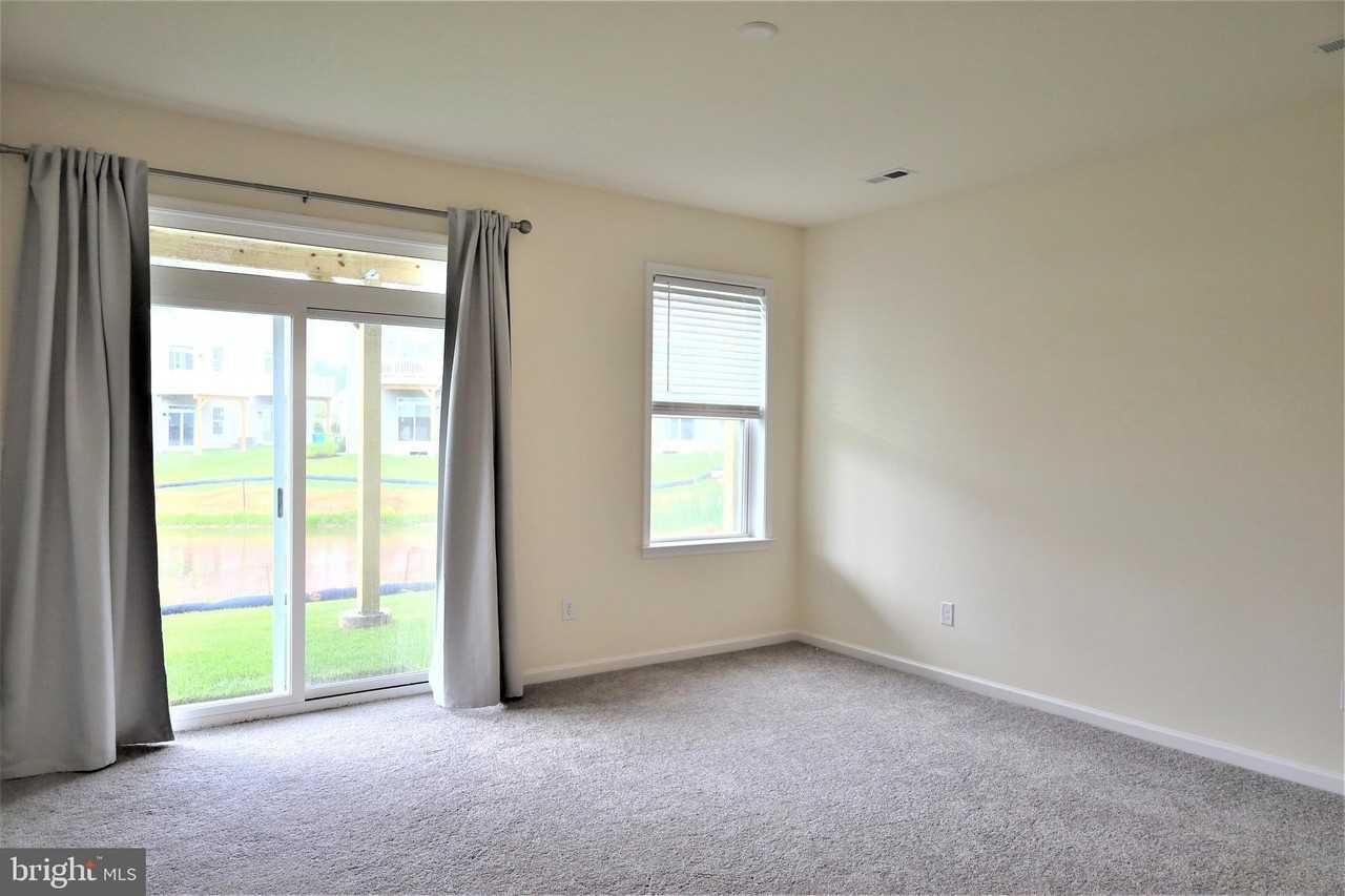 61 Becker Dr - Photo 2 of 33