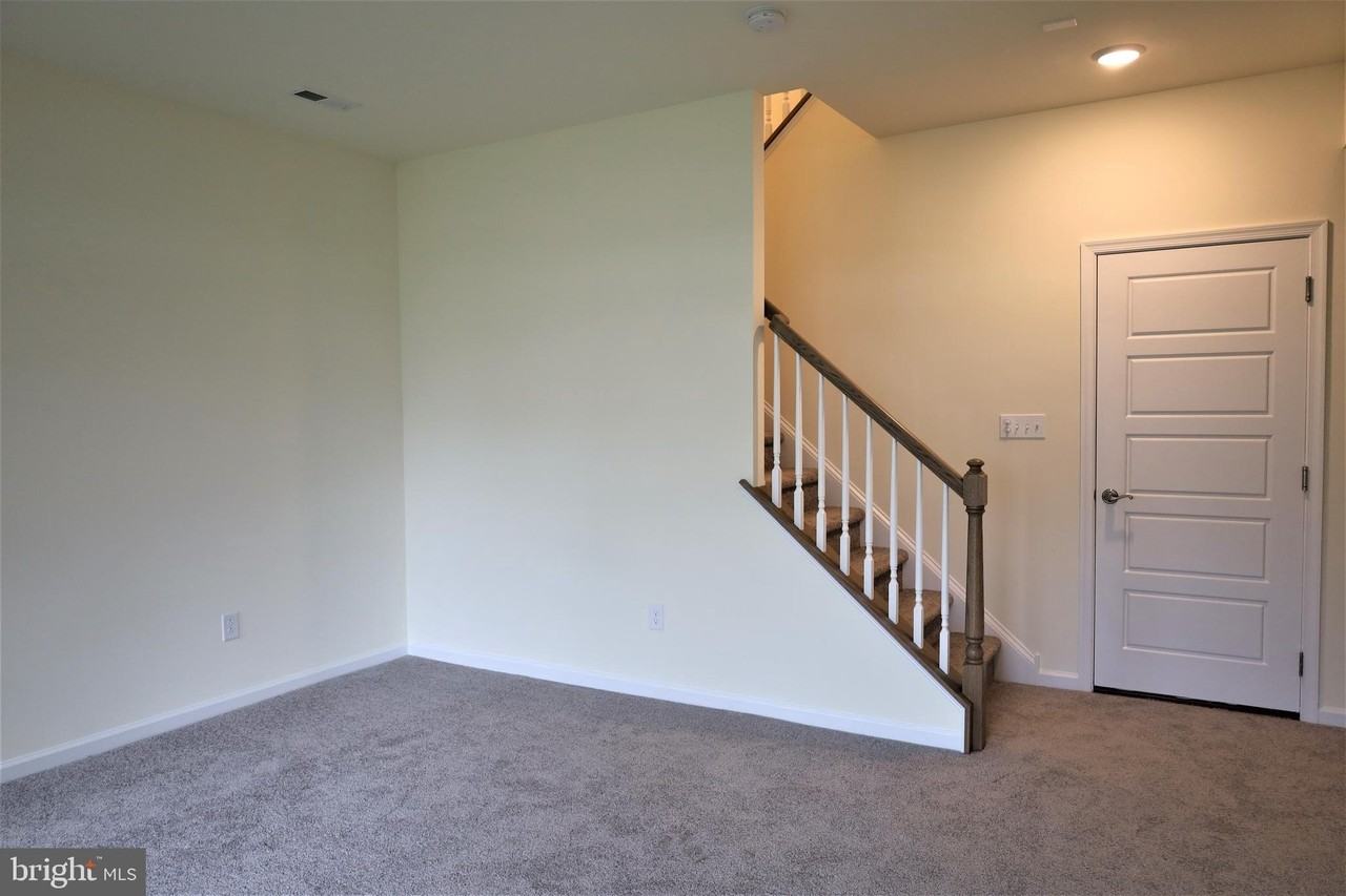 61 Becker Dr - Photo 3 of 33