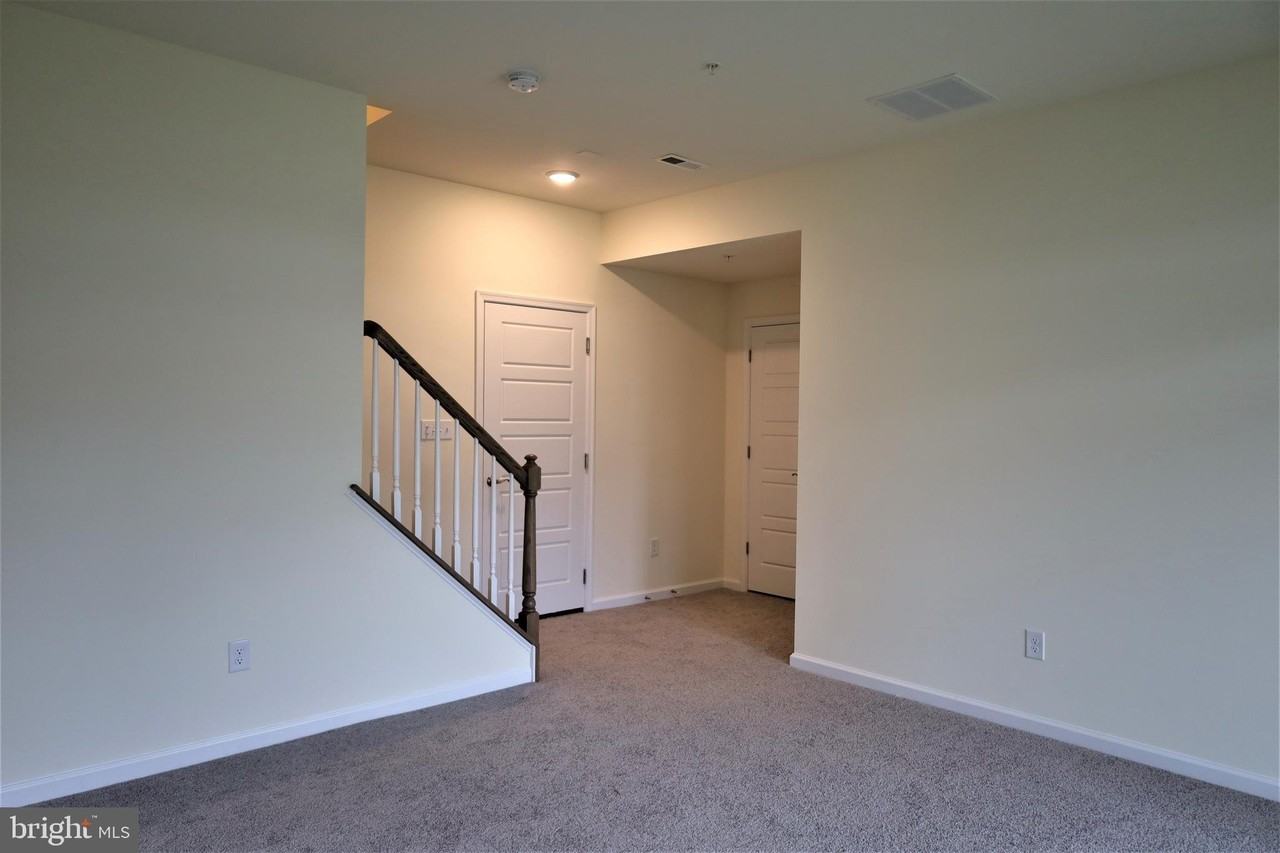 61 Becker Dr - Photo 4 of 33