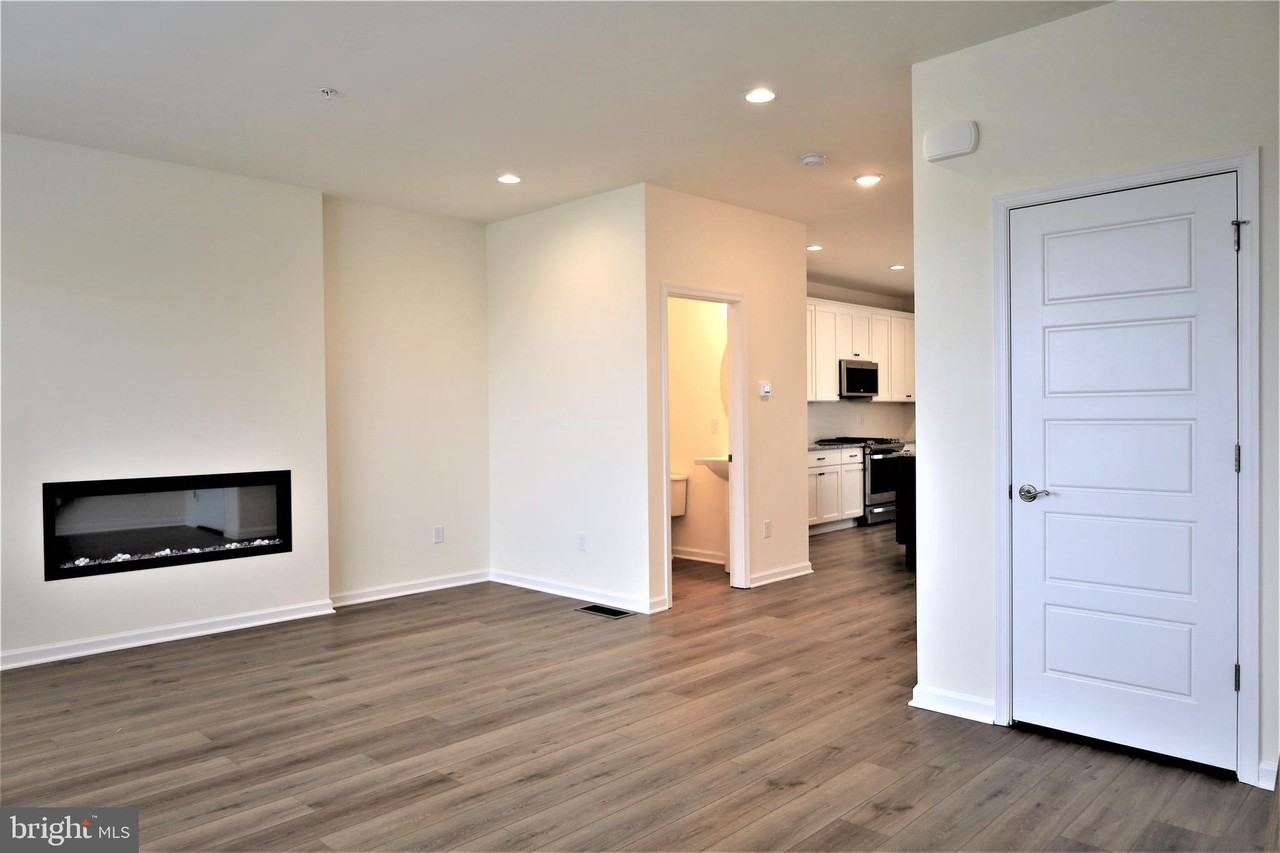 61 Becker Dr - Photo 5 of 33