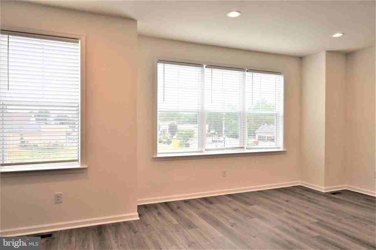 61 Becker Dr - Photo 7 of 33