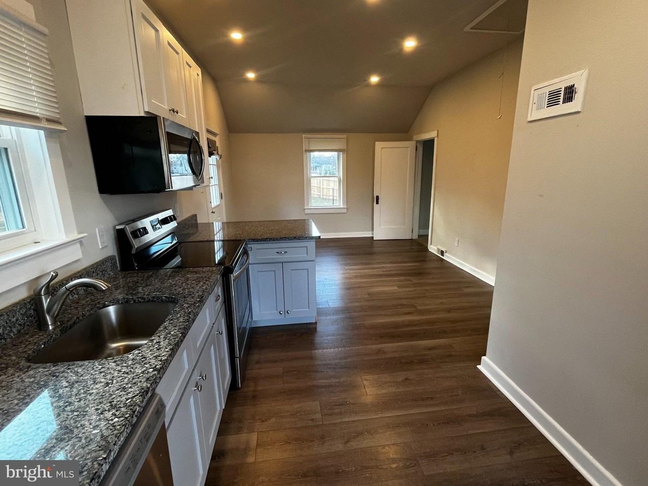 3718 Norwood Ave - Photo 3 of 16