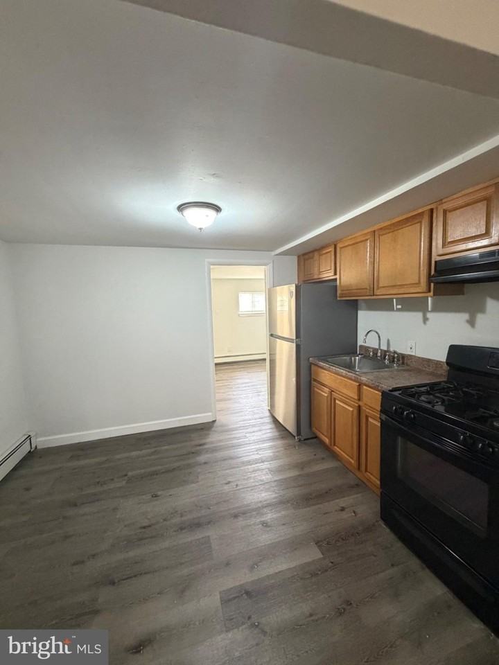6016 N Warnock St #E - Photo 5 of 10
