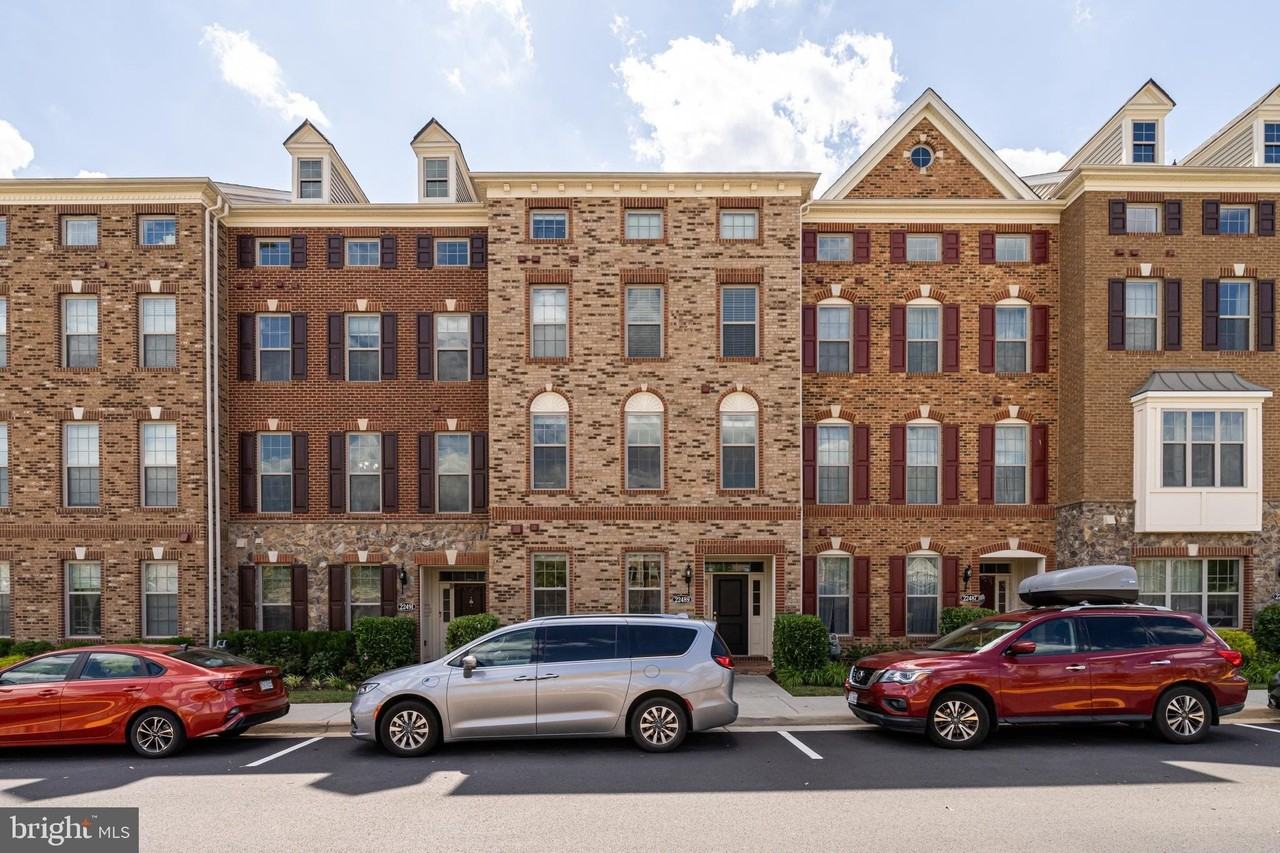 22489 Naugatuck Sq