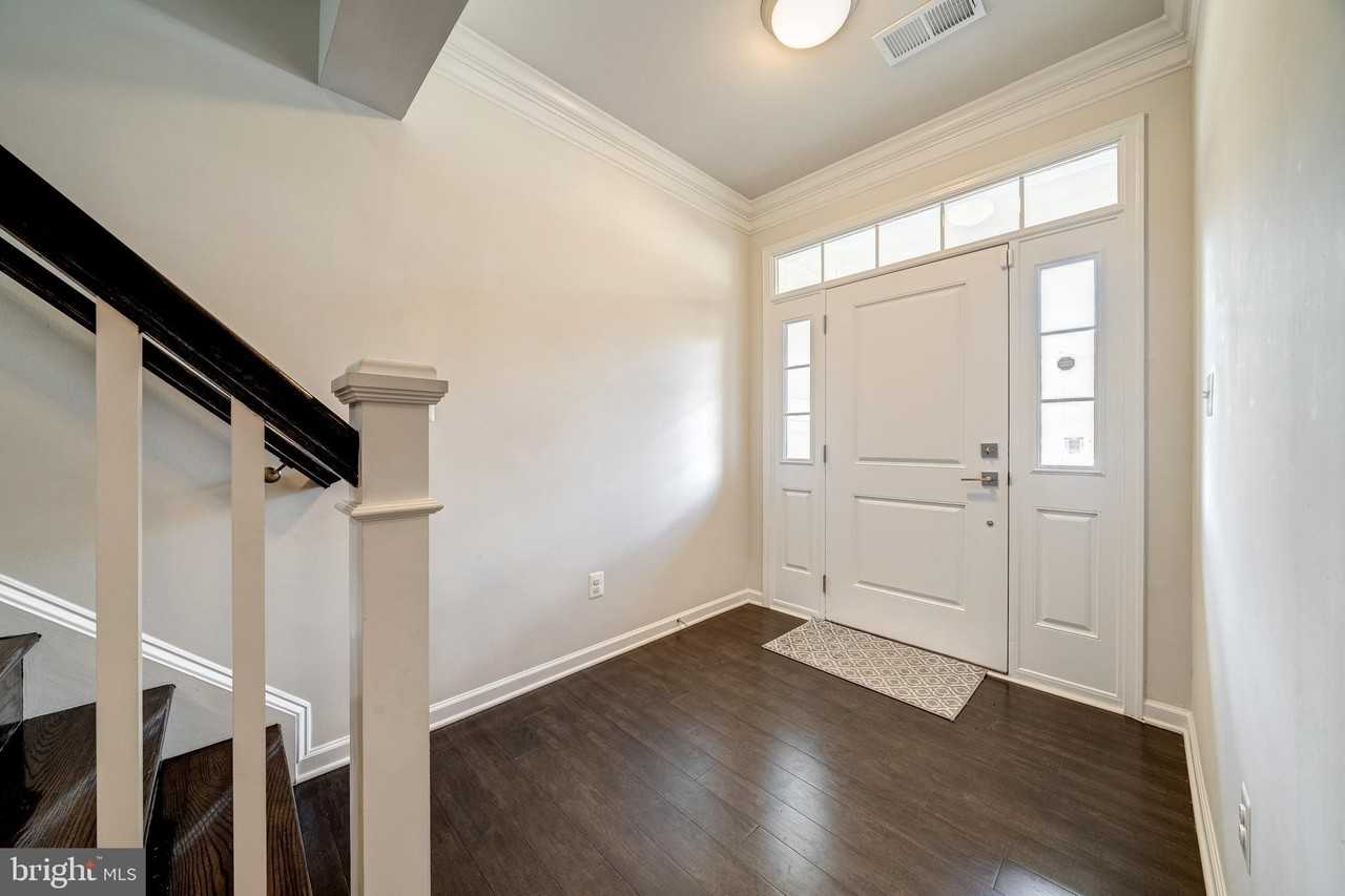 22489 Naugatuck Sq - Photo 4 of 36